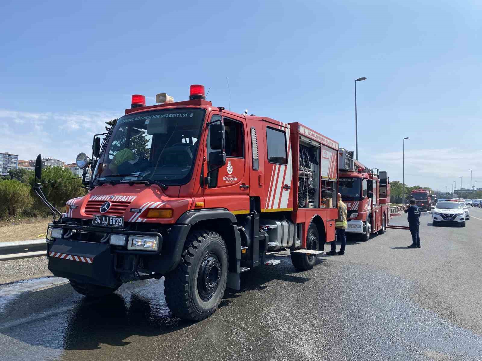 ÜSKÜDAR'DA 15 TEMMUZ KÖPRÜSÜ YOLUNDA AĞAÇLIK ALANDA YAKIN ÇIKTI. OLAY