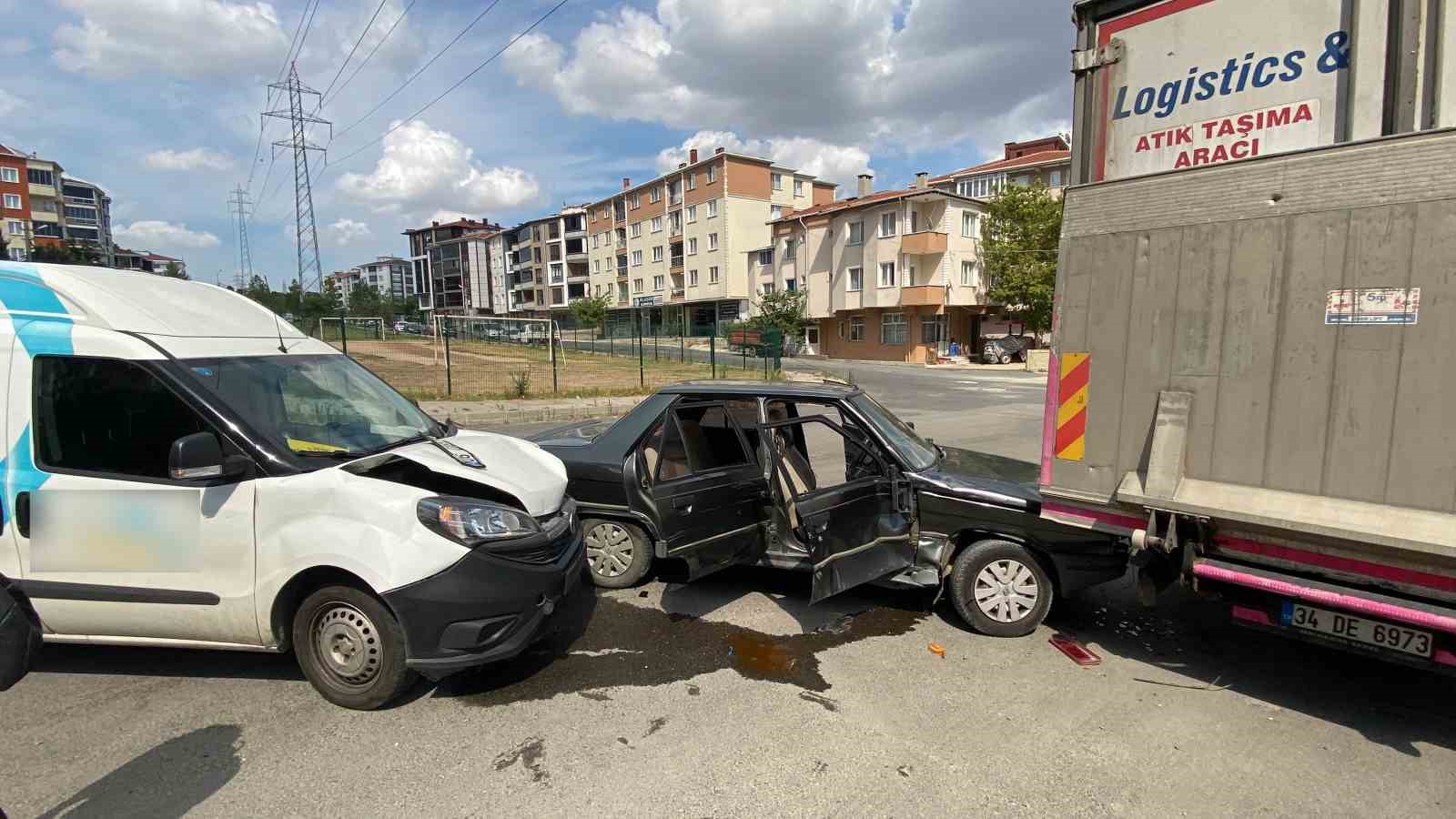 TEKİRDAĞ’DA 17 YAŞINDAKİ GENÇ, AİLESİNDEN HABERSİZ ALDIĞI OTOMOBİLLE KAZA GEÇİRDİ.
