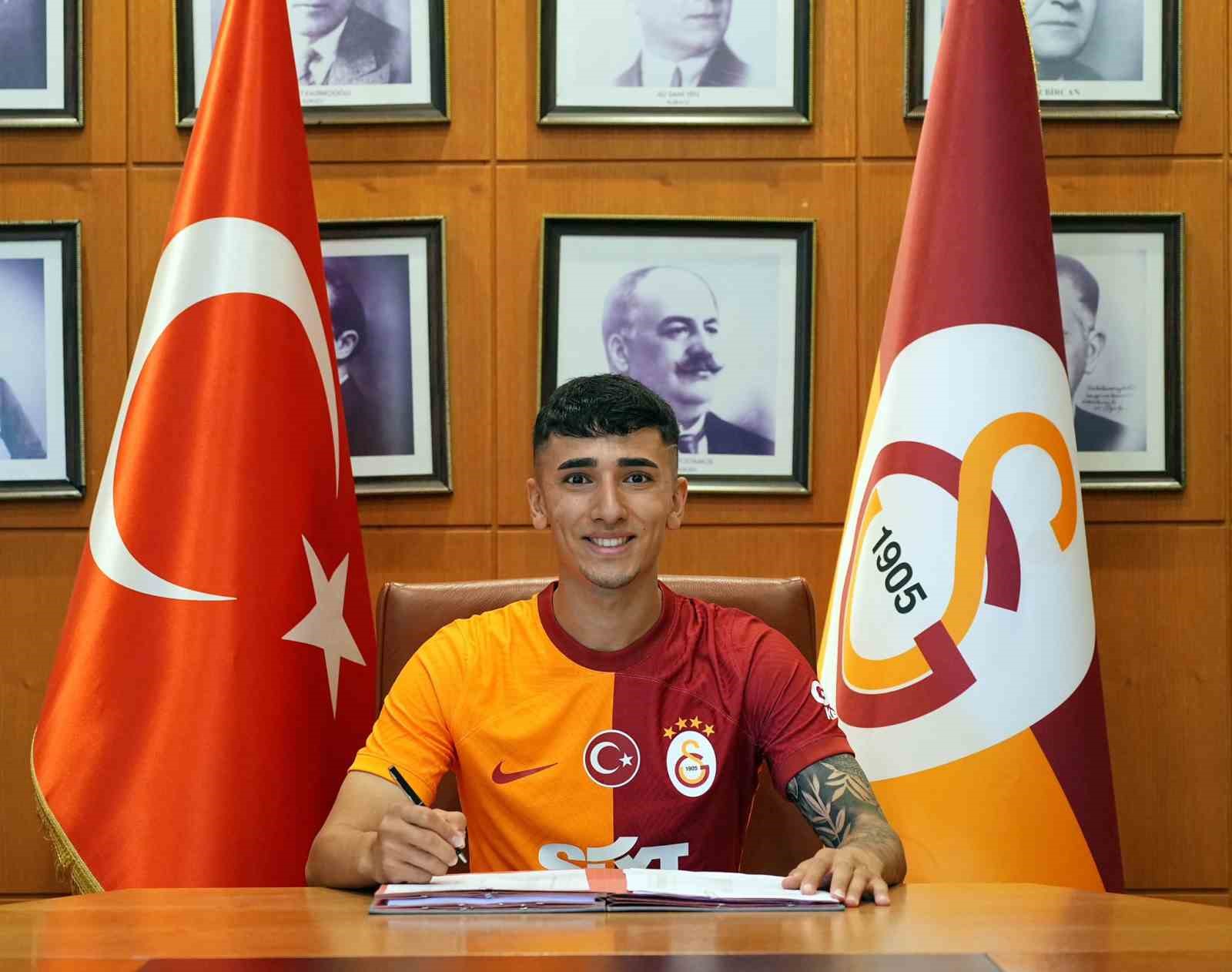 GALATASARAY, ALTYAPISINDA YETİŞEN CANER DOĞAN İLE PROFESYONEL SÖZLEŞME İMZALANDIĞINI AÇIKLADI.