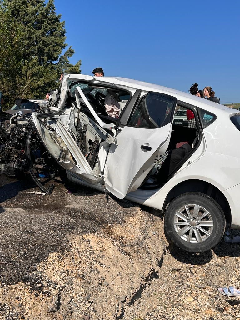 2 otomobil kafa kafaya çarpıştı: 1 uzman çavuş ölü, 7 yaralı SAMSUN'UN HAVZA İLÇESİNDE 2 OTOMOBİLİN KAFA KAFAYA ÇARPIŞTI KAZADA 1