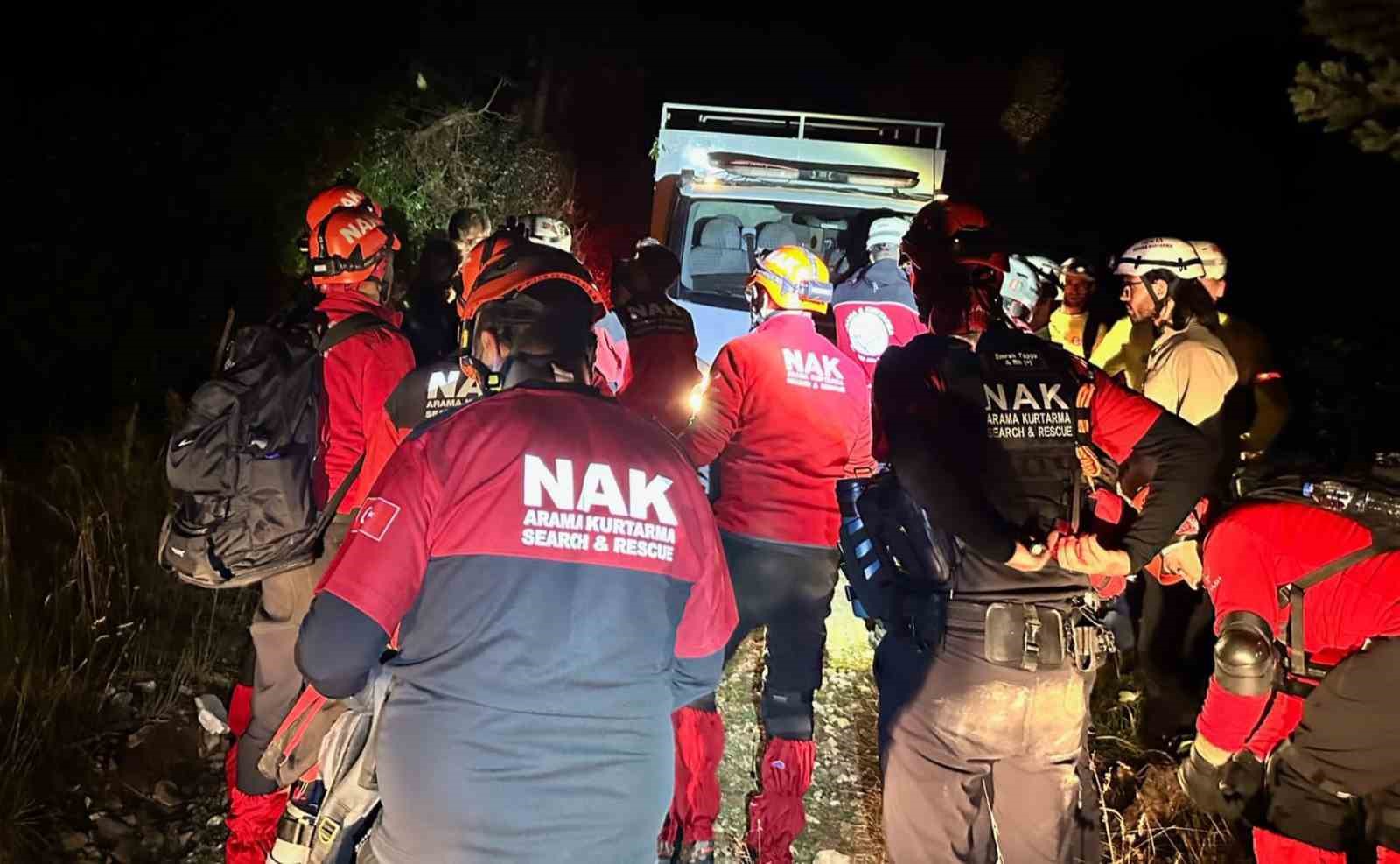 BURSA’DA DERE YATAĞINA DÜŞEN KİŞİ 2 SAATLİK ÇALIŞMANIN ARDINDAN KURTARILDI.