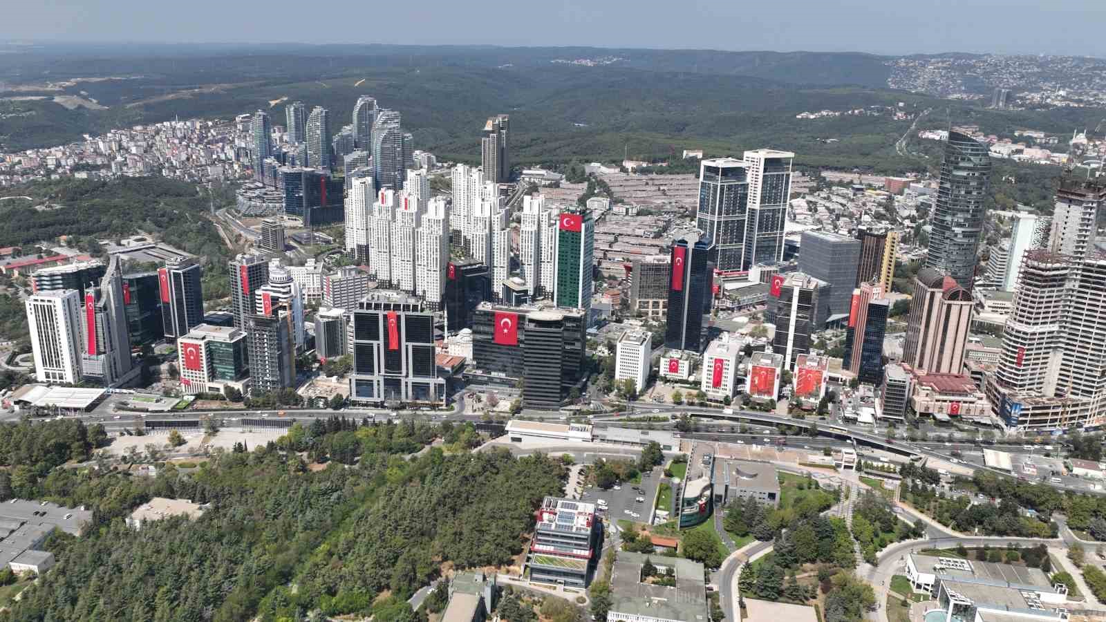 30 AĞUSTOS ZAFER BAYRAMI’NNDA MASLAK’TA BULUNAN GÖKDELENLER DEV TÜRK BAYRAKLARI