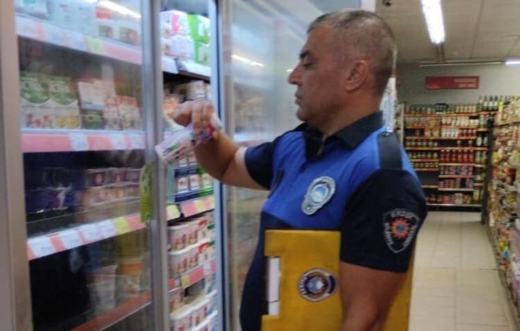 Erdek Belediyesi, Kapıdağ genelinde gıda denetimi yaptı. Raflarda yer alan