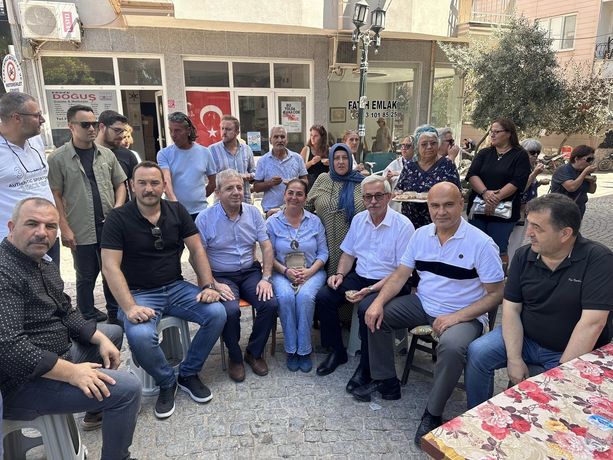 İYİ Parti Balıkesir Milletvekili Turhan Çömez, Manyas’ta çeşitli yerlere ziyaret