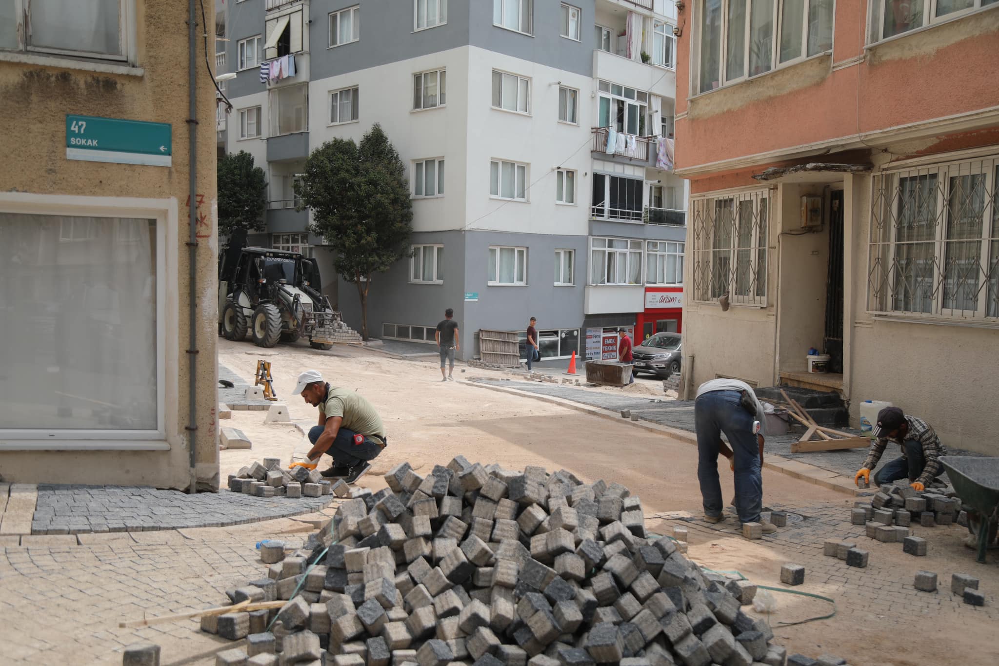 Bandırma Belediyesi ekipleri tarafından yol yapım, onarım ve temizlik çalışmaları