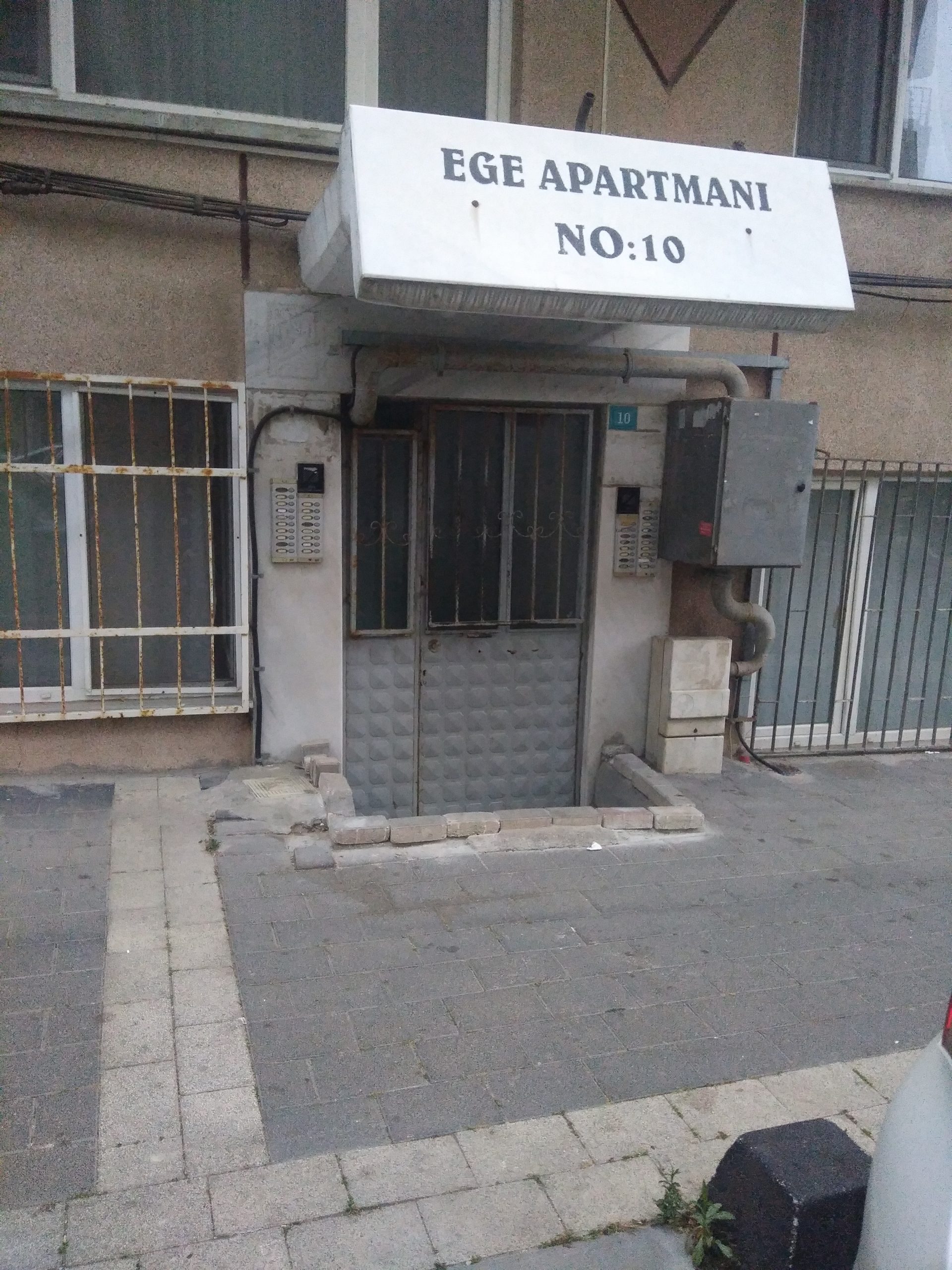 Bandırma’nın Fatih Caddesi’ndeki bir apartmanın üstünde yer alan çıkıntı büyük