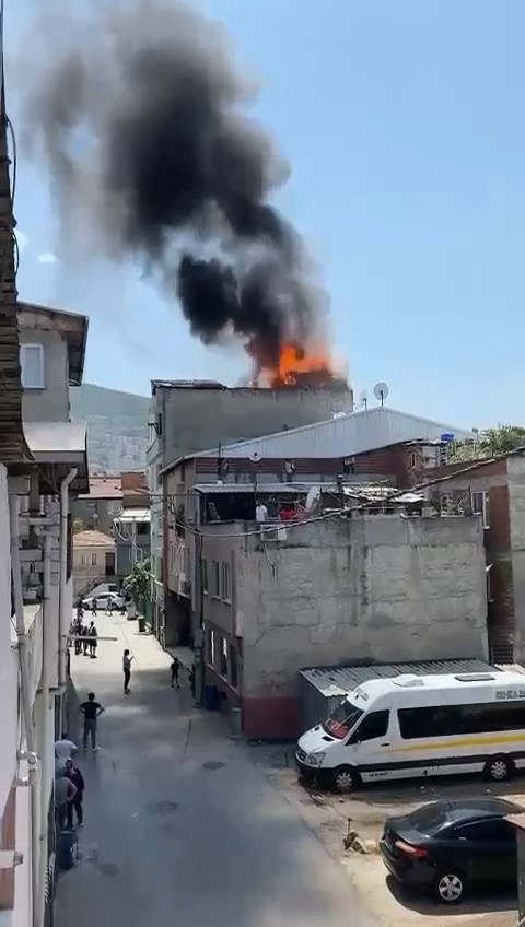 BURSA’DA 4 KATLI BİR BİNANIN ÇATI KATINDA KUŞ KÜMESİNDEN YANGIN