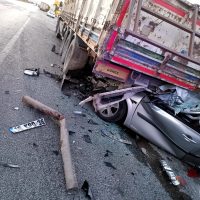BURSA'NIN KARACABEY İLÇESİNDE, İZMİR'DEN TATİLDEN DÖNEN AİLENİN BULUNDUĞU ARACIN TIRA