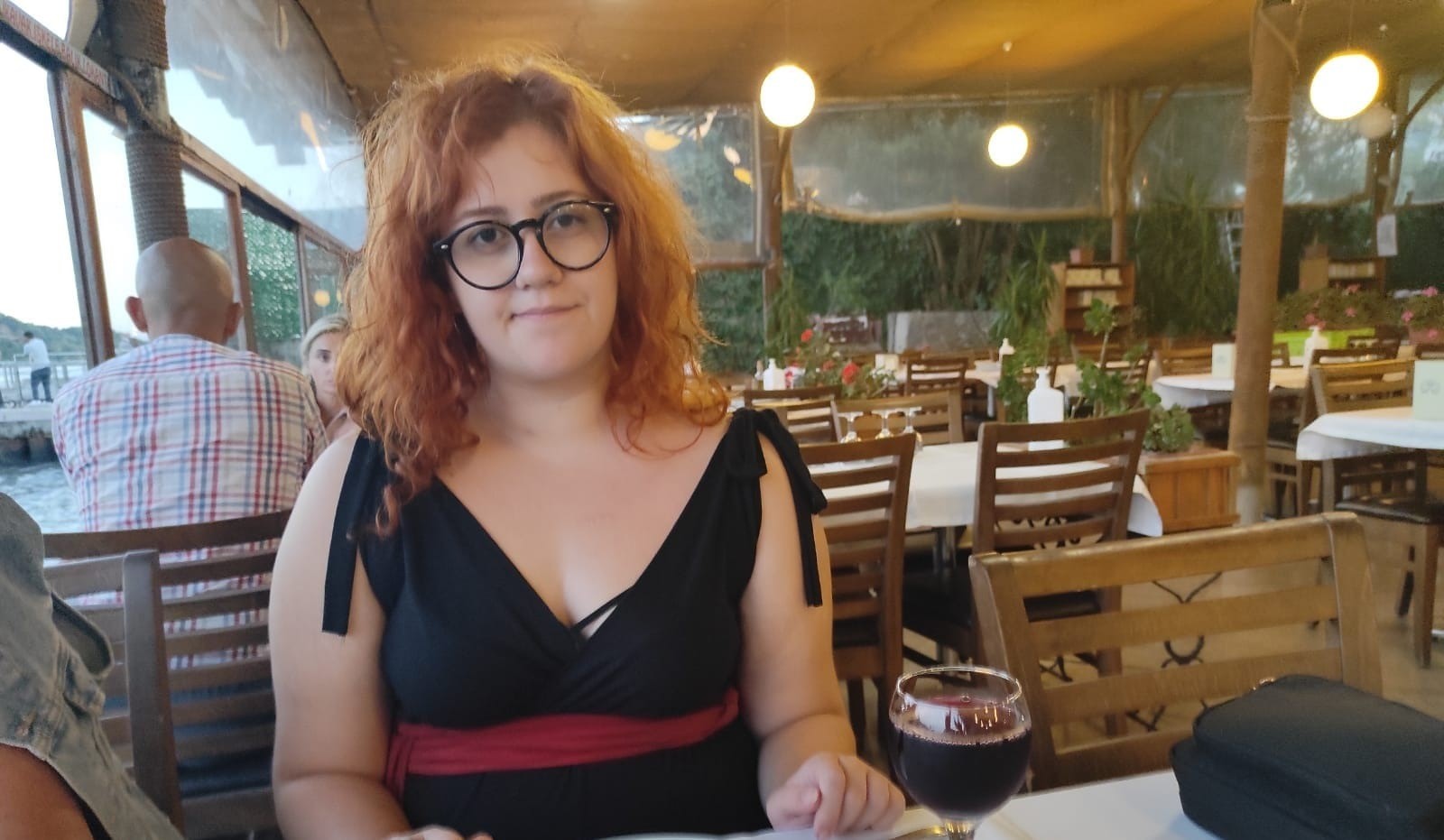 İzmir’in Buca ilçesinde üniversite öğrencisi bir genç kız, evde saçını
