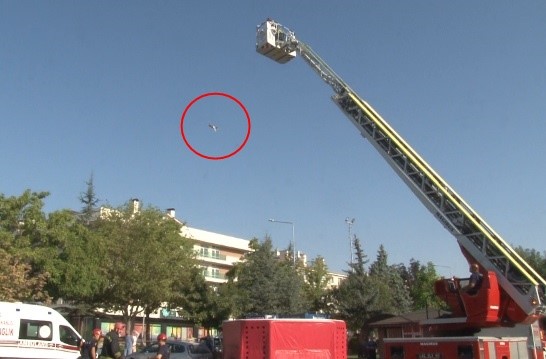 Konya&rsquo;da uyuşturucu m&uuml;ptel&acirc;sı kadın, y&uuml;ksek gerilim hattının olduğu direğe &ccedil;ıkarak