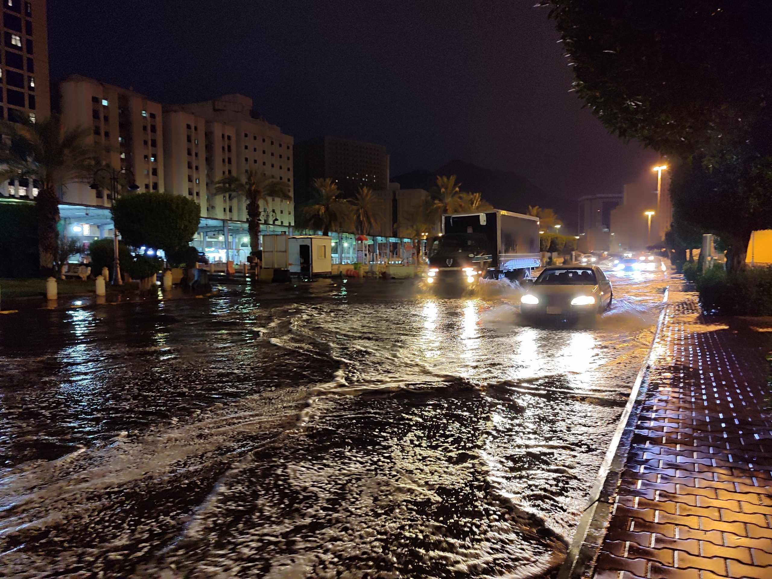 Suudi Arabistan’ın&nbsp;Mekke&nbsp;kentinde etkili olan şiddetli yağış ve fırtına Kabe’de ibadet