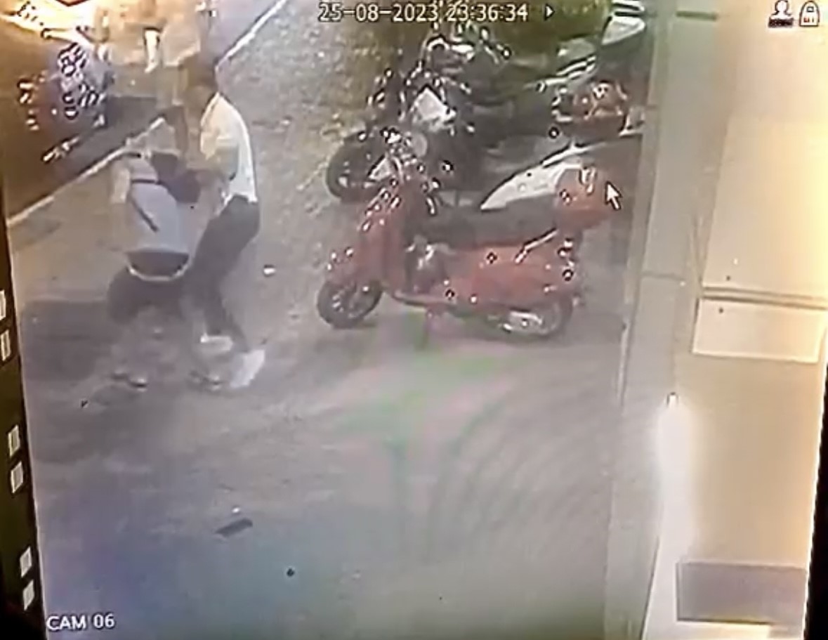 KABATAŞ’TA YÜRÜYÜŞ YAPAN BİR GENÇ, ATM ÖNÜNDE “PORTAKAL” İSİMLİ KEDİYE