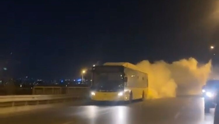 Dumanlar eşliğinde yoluna devam etti Başakşehir’de bir İETT otobüsünün yoğun şekilde duman çıkartarak seyir halinde