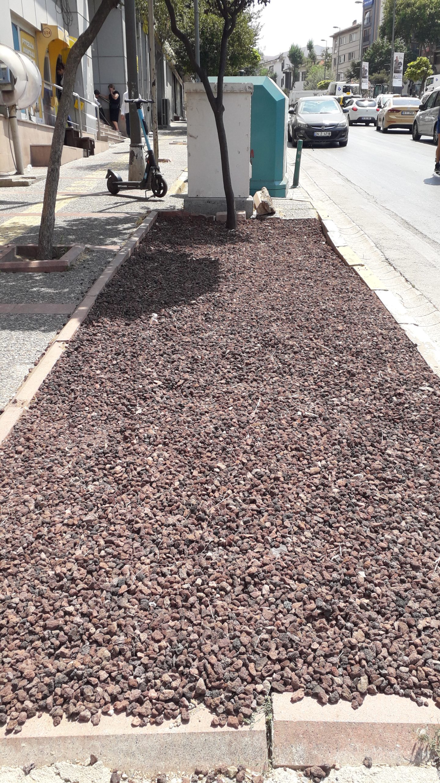 Belediye Park ve Bahçeler bir taraftan çiçek ekerken diğer taraftan