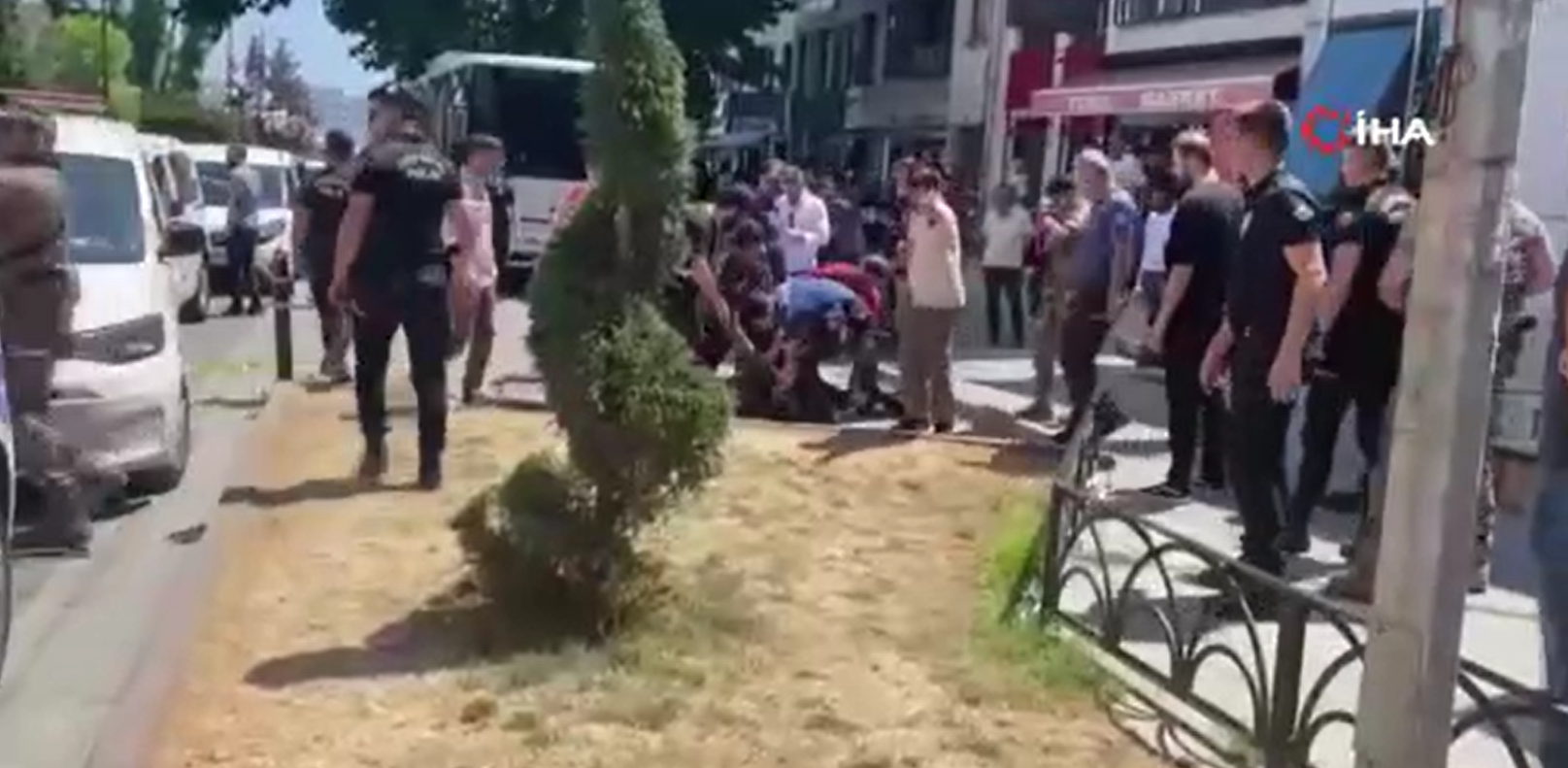 Esenyurt’ta tekel bayisi cinayeti davasında olay çıktı Esenyurt’ta 2 kişinin öldürülmesine ilişkin gözaltına alınan 8 kişinin Büyükçekmece