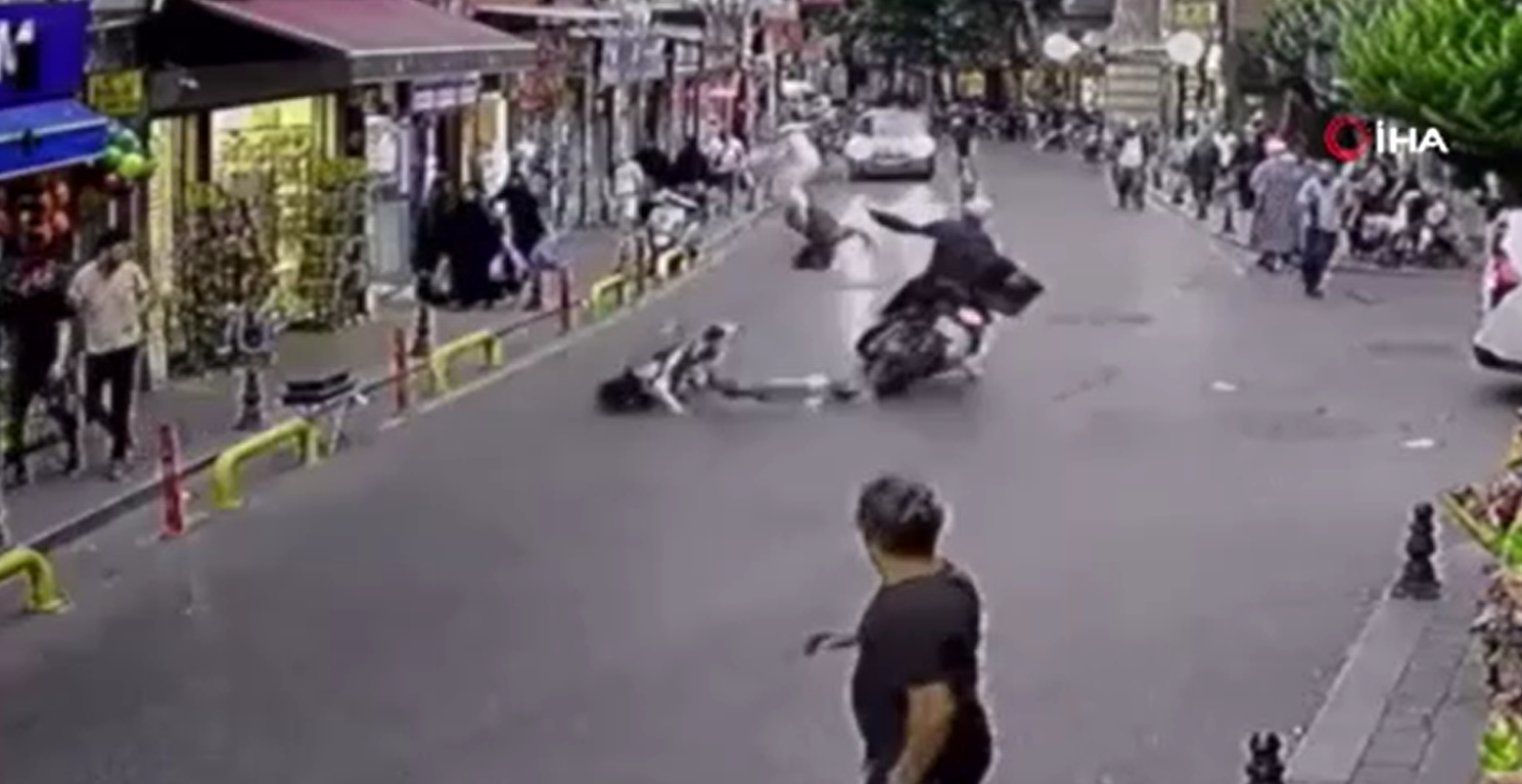 İstanbul Fatih’te motosiklet ile scooter çarpıştı. Scooter’da bulunan iki kız