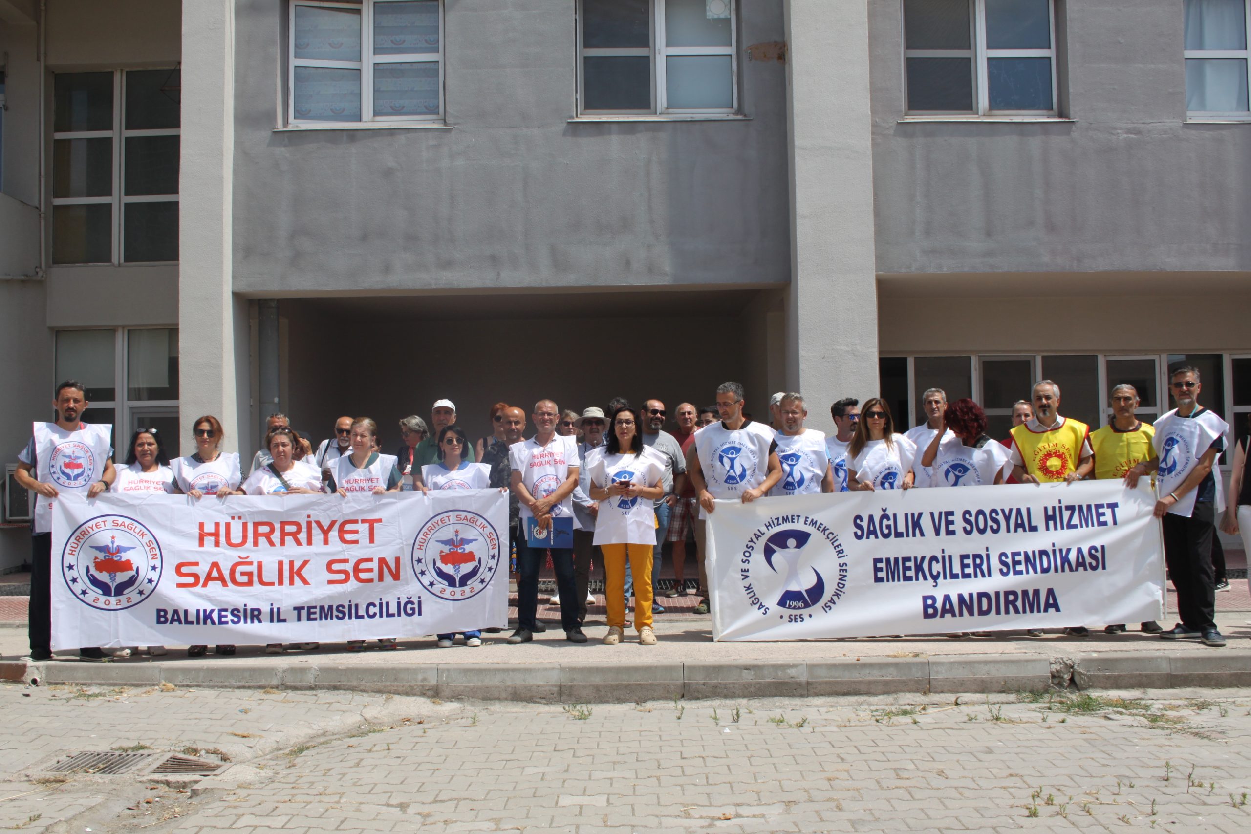 Bandırma Eğitim ve Araştırma Hastanesi çalışanları iş bırakma eylemi gerçekleştirdi.