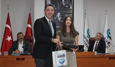 Meclis toplantısında Türkiye LGS 1’incisine hediye