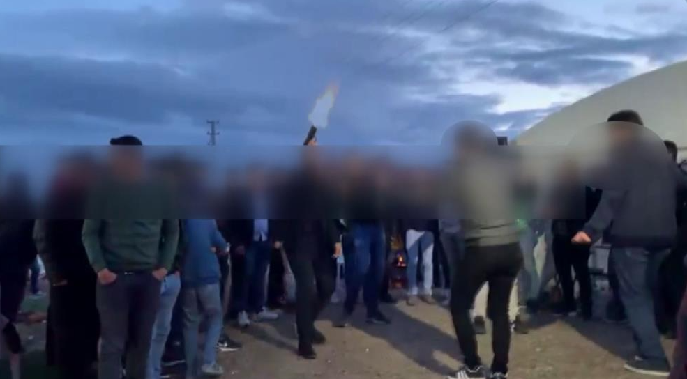 Havaya ateş eden magandalara suçüstü Aksaray’da düğün merasiminde oynayanların arasında havaya ateş açan 2 maganda