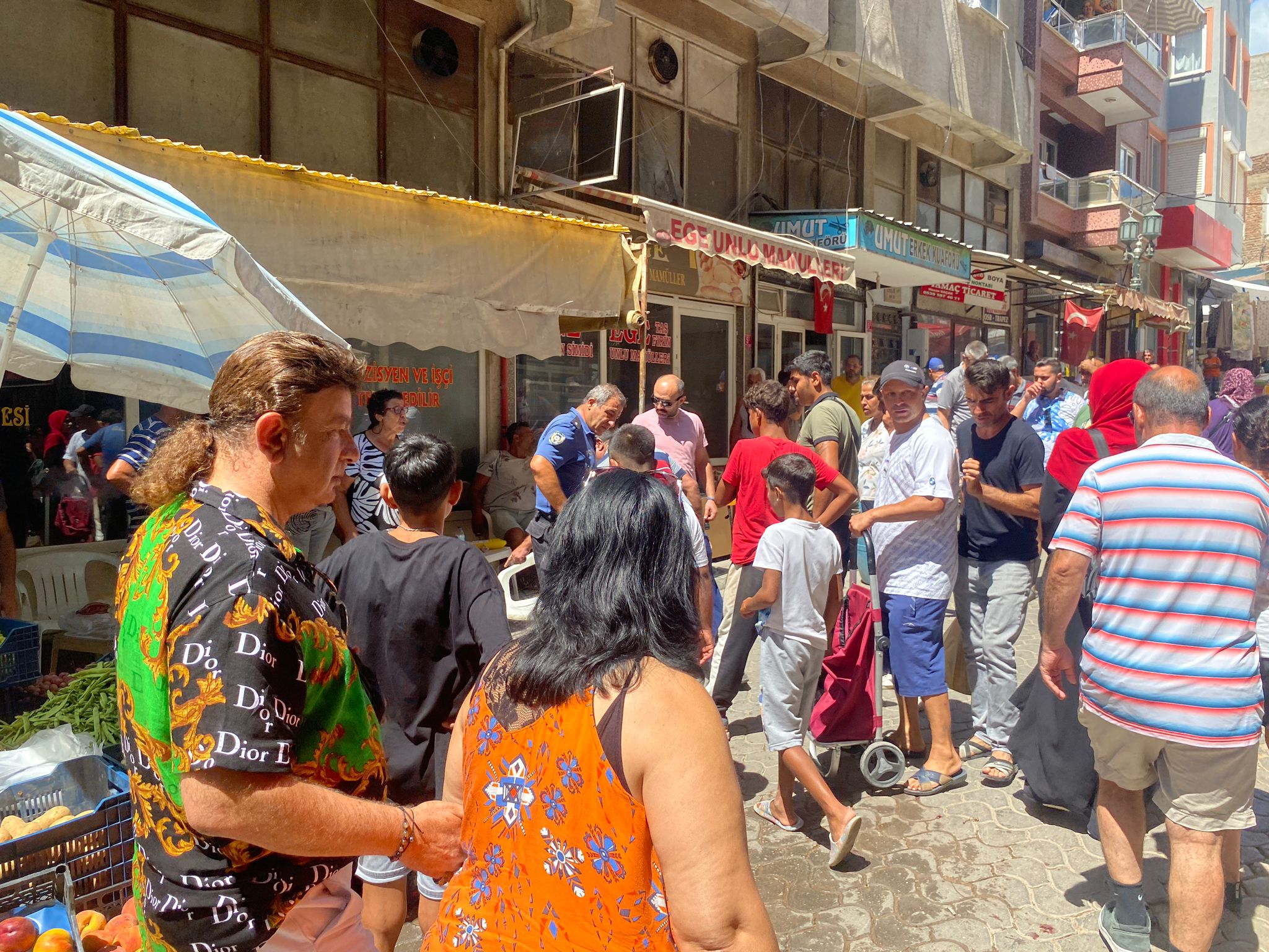 Erdek’te pazarın ortasında silahlı yaralama olayı meydana geldi. Olayda 1