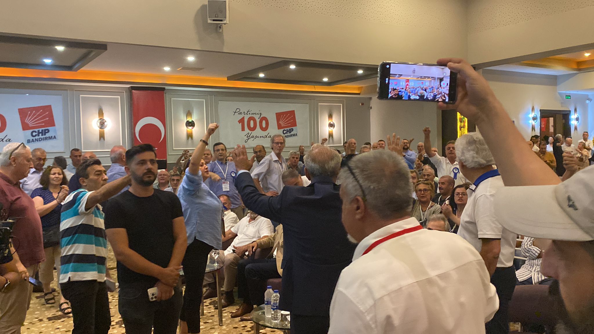 CHP Bandırma İlçe Başkanlığı’nın 38’inci Olağan Genel Kongresi gerginlikle başladı.