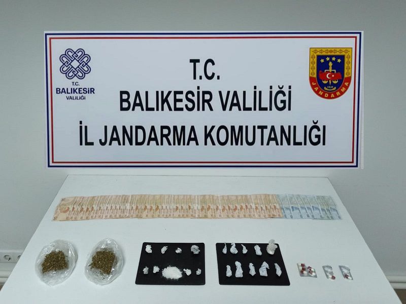 Balıkesir İl Jandarma Komutanlığı tarafından yürütülen operasyonlar sonucunda Edremit ve