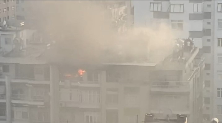 ADANA'DA BİR APARTMAN DAİRESİNDE ÇIKAN YANGINDA EV KÜLE DÖNDÜ. YANGINDA
