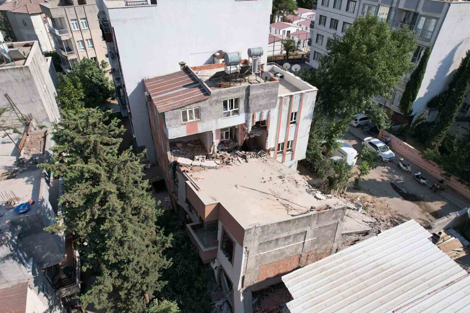 Ağır hasarlı bina yıkım esnasında hafif hasarlı binanın üzerine yıkıldı ADIYAMAN’DA, DEPREMDEN DOLAYI AĞIR HASAR ALAN BİR BİNA, YIKIM ESNASINDA