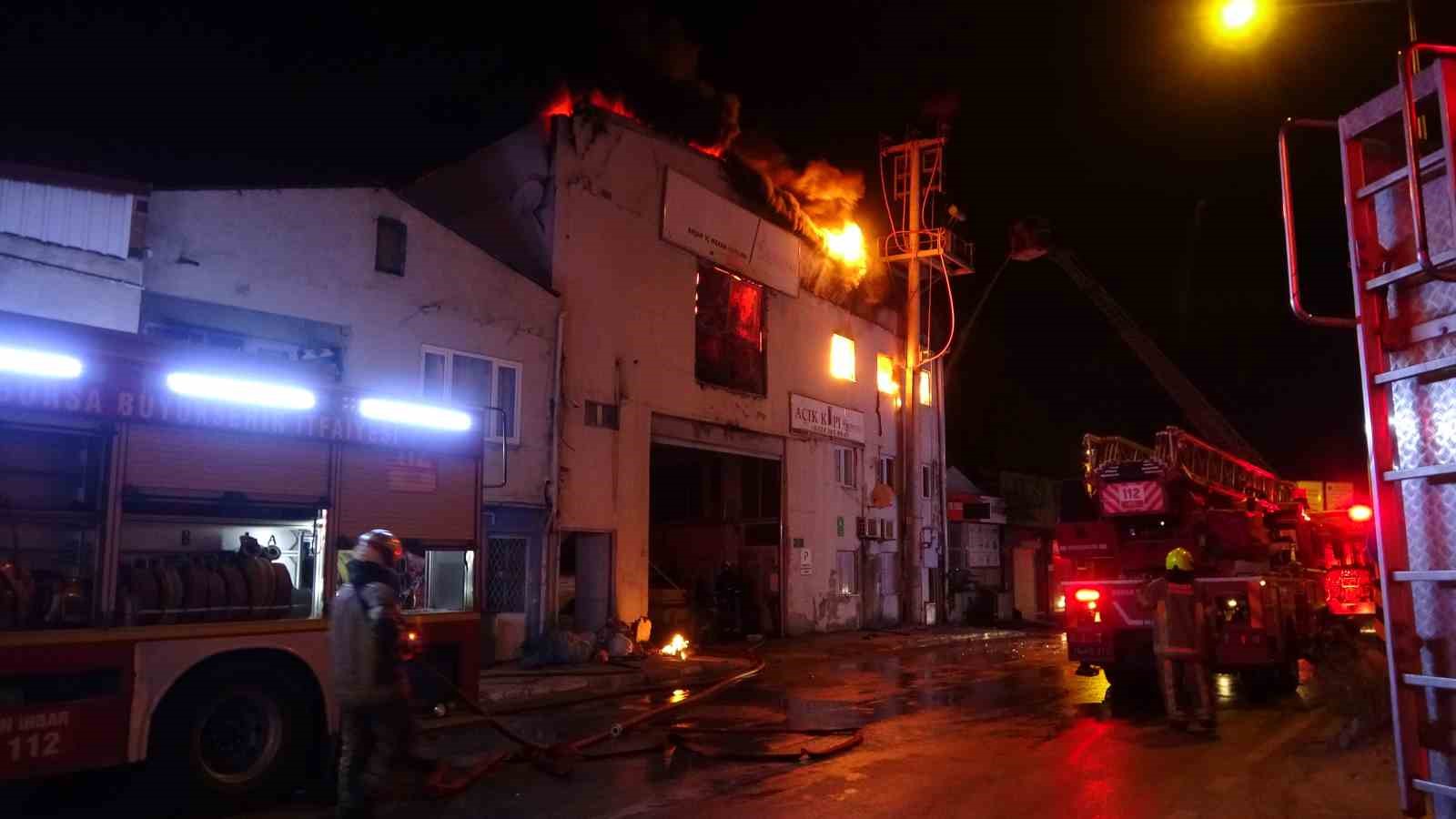 BURSA’DA AHŞAP KAPI ÜRETEN FABRİKADA ÇIKAN YANGIN KORKU DOLU ANLAR