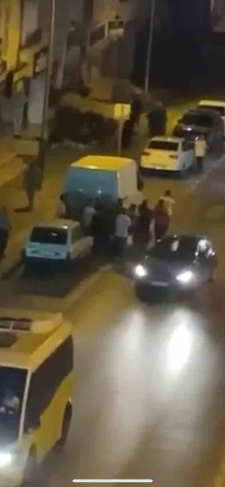 BURSA’DA İKİ AİLE ARASINDA ÇIKAN TARTIŞMA SOKAĞA TAŞTI. İKİ AİLENİN