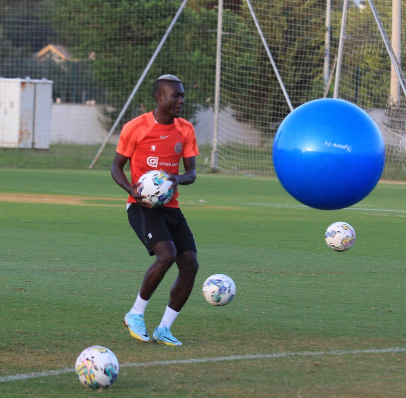 İSTANBULSPOR, ANTALYASPOR'UN SENEGALLİ FUTBOLCUSU ALASSANE NDAO'YU KADROSUNA KATTIĞINI AÇIKLADI.