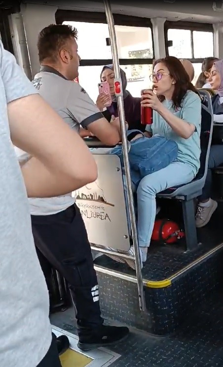 ŞANLIURFA VALİLİĞİ, ALKOLLÜ OLARAK BİNDİĞİ TOPLU TAŞIMA ARACINDA YOLCULARI RAHATSIZ