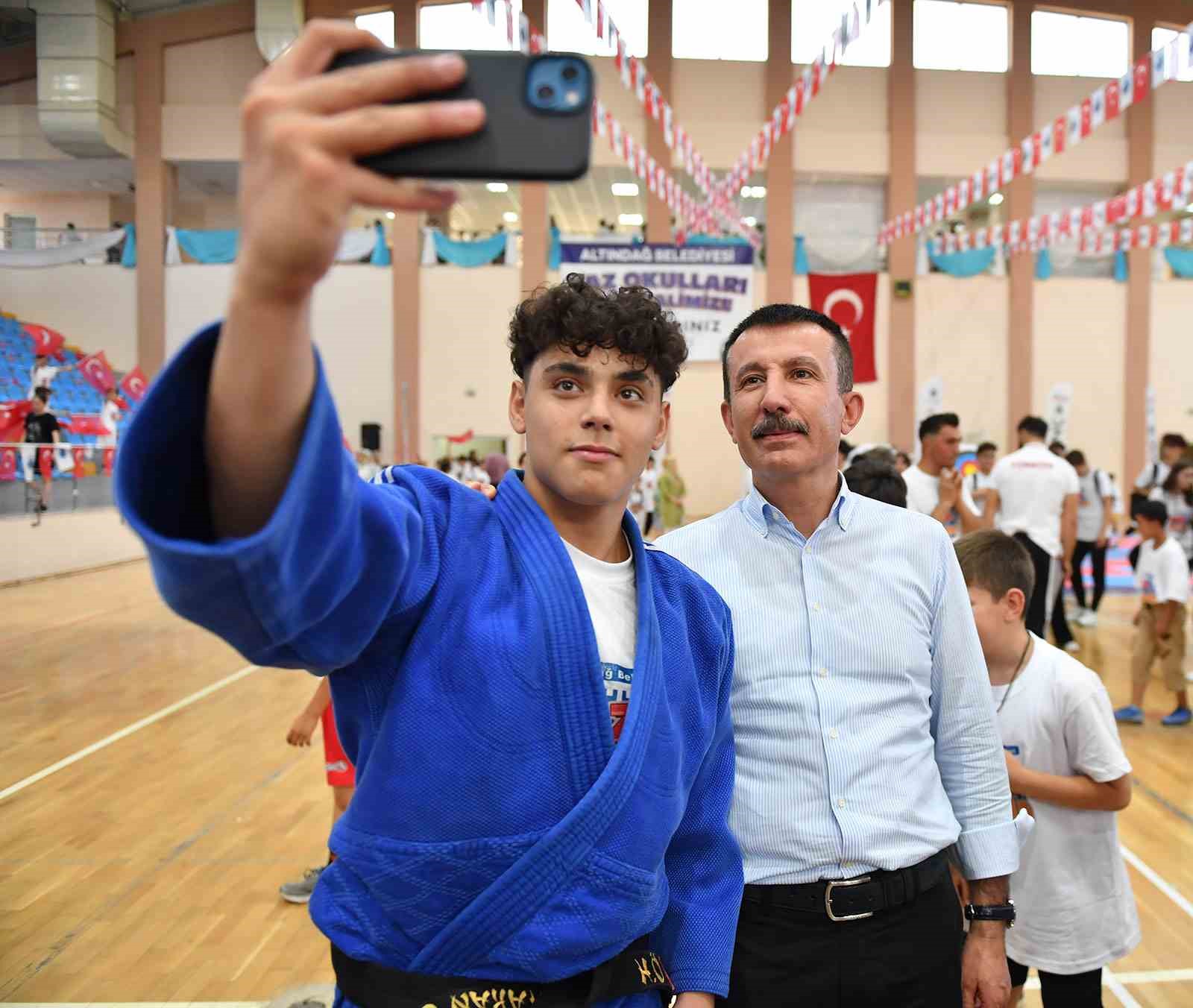 BİNLERCE GENCİ BULUŞTURAN ALTINDAĞ BELEDİYESİ YAZ OKULLARI FESTİVALİ, COŞKULU ANLARA