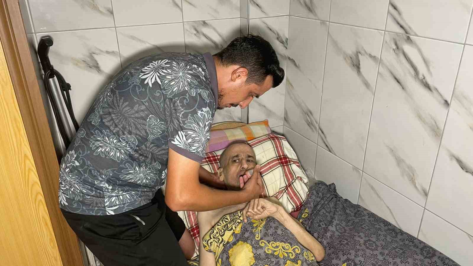 ADANA'DA BABASINI BİR DERİ BİR KEMİK HALDE ÇÖP EVDE BULARAK