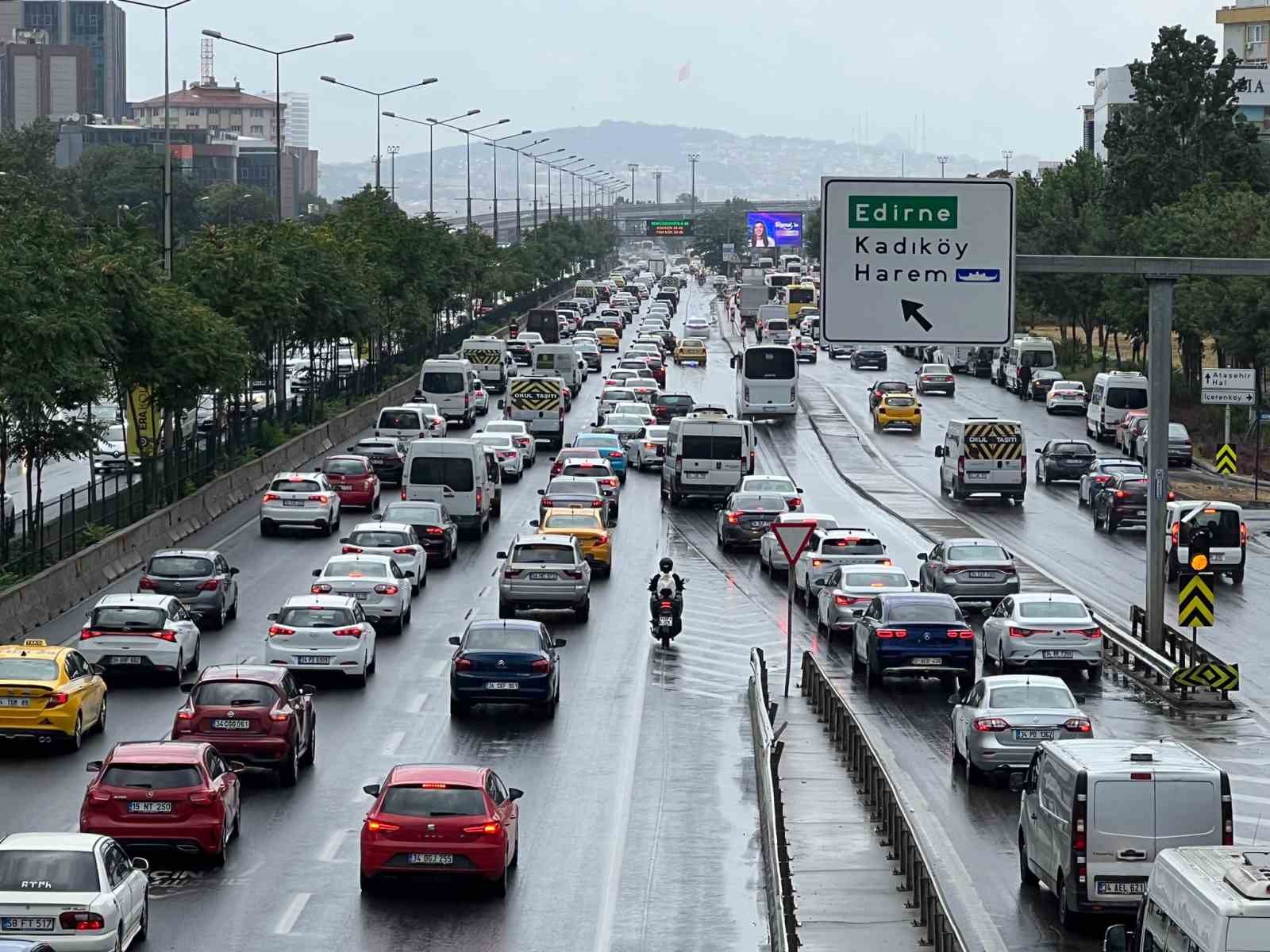 KADIKÖY D-100 KARAYOLUNDA HER İKİ MEVKİDE TRAFİK YER YER DURMA