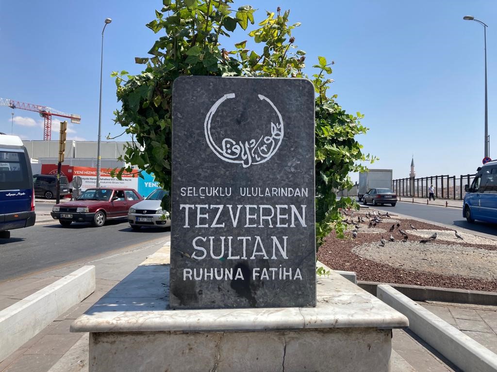 TEZVEREN TÜRBESİ
