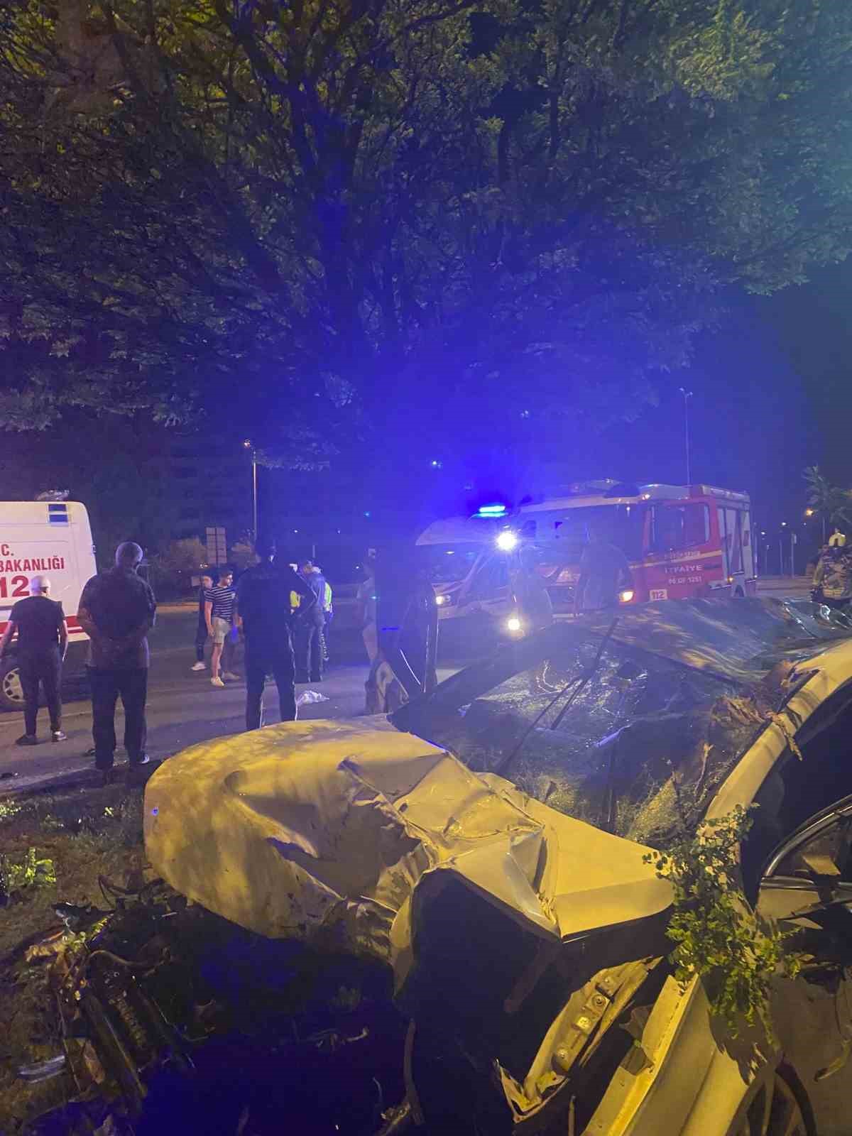 ANKARA’NIN ETİMESGUT İLÇESİ’NDE AŞIRI SÜRATLİ OTOMOBİL AĞACA ÇARPTI. KAZADA ARAÇTA