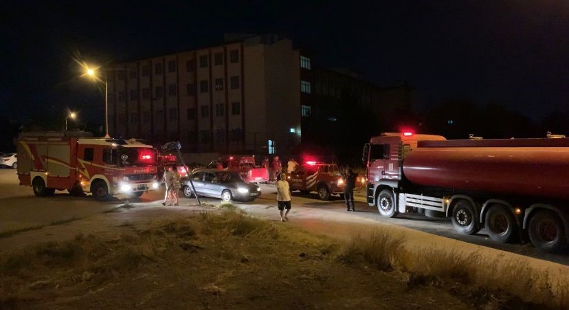 ANKARA’NIN ETİMESGUT İLÇESİNDE BİLİNMEYEN BİR SEBEPLE BOŞ ARAZİDE ÇIKAN YANGIN