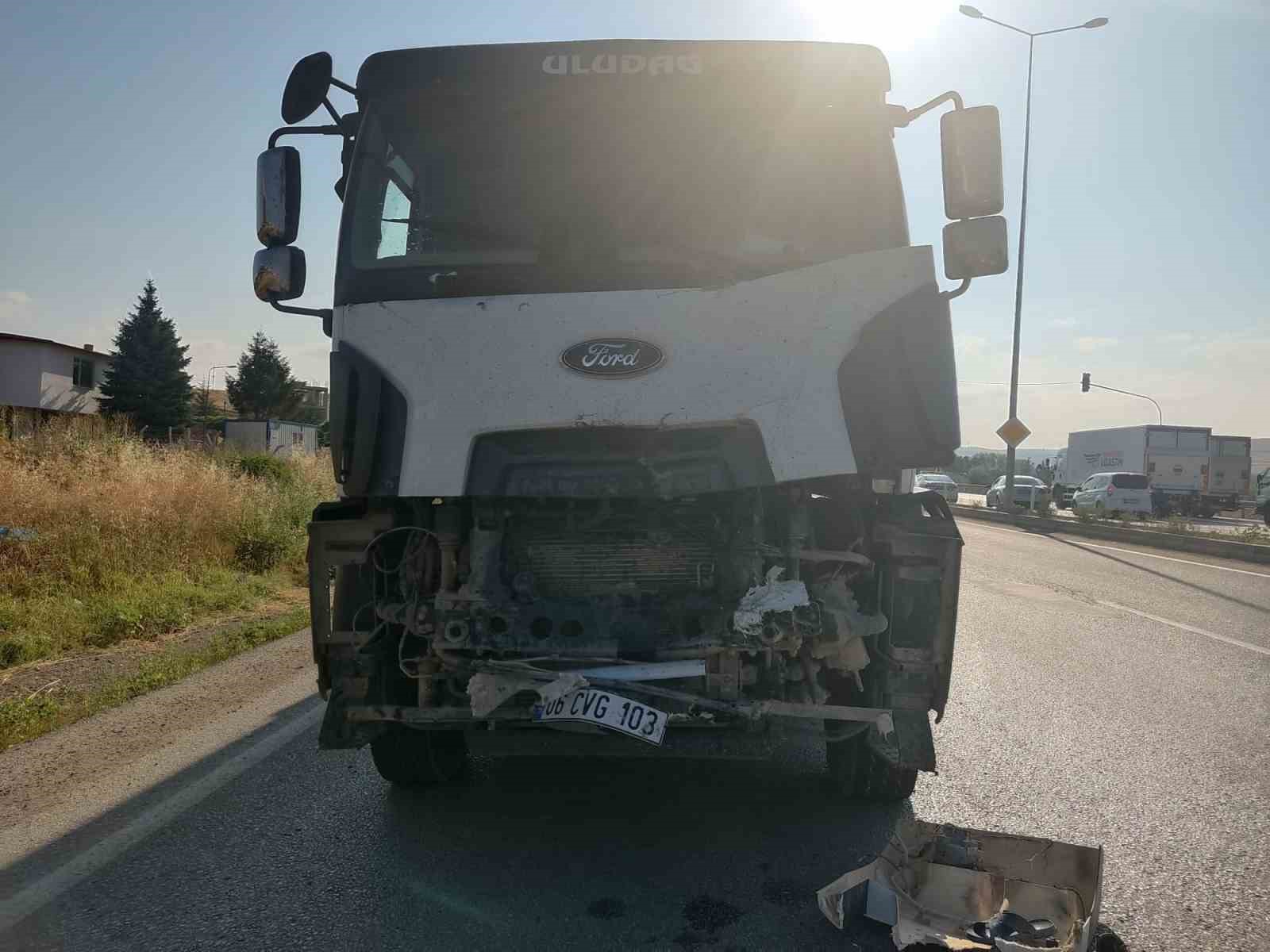 ANKARA’NIN AKYURT İLÇESİNDE ÇÖP KAMYONU İLE HAFRİYAT KAMYONUN KARIŞTIĞI KAZADA