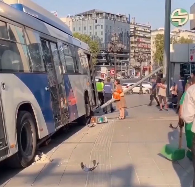 ANKARA’DA DİREKSİYON HAKİMİYETİNİ KAYBEDEN EGO SÜRÜCÜSÜ, KALDIRIMDAKİ TRAFİK LAMBASI DİREĞİNE