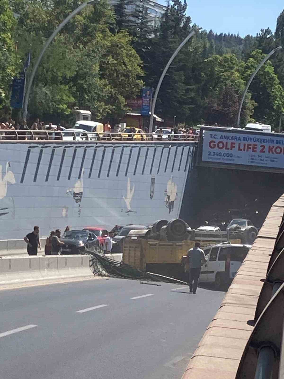 ANKARA’NIN ÇANKAYA İLÇESİNDE BİR KAMYON ALT GEÇİDE DÜŞTÜ.