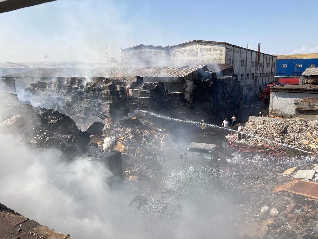 ANKARA’NIN KAHRAMANKAZAN İLÇESİNDEKİ ATIK KAĞIT GERİ DÖNÜŞÜM FABRİKASINDA YANGIN MEYDANA