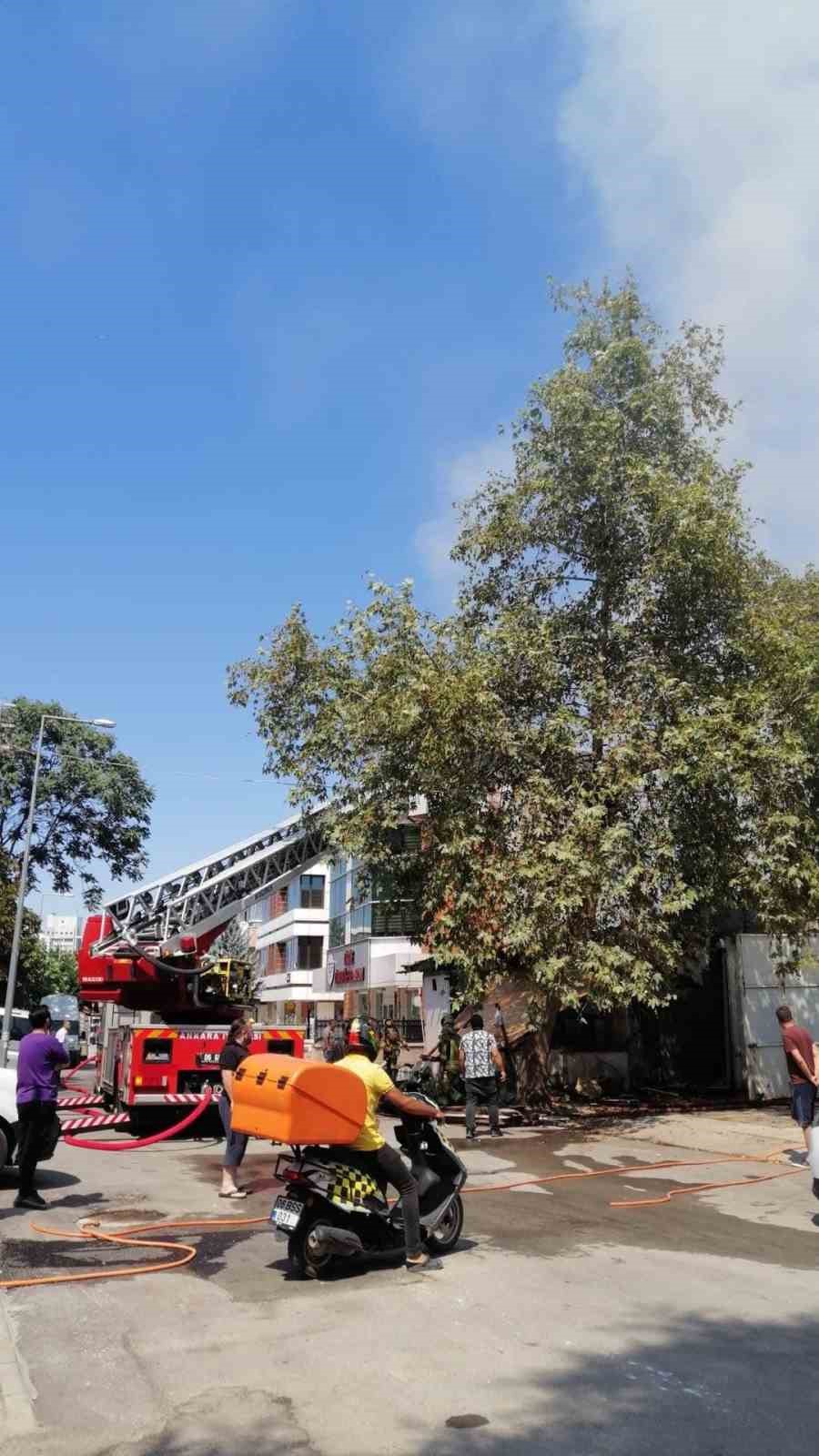 ANKARA’NIN ÇANKAYA İLÇESİNDE BULUNAN BİR OTO LASTİK DÜKKANIN ÇATISINDA YANGIN