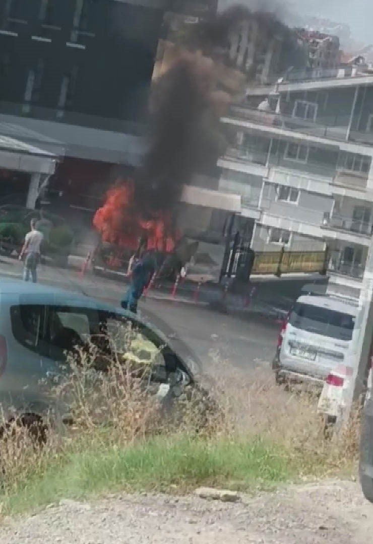 ANKARA’NIN ÇANKAYA İLÇESİNDE SÜRÜCÜ, PARK HALİNDEKİ OTOMOBİLİNİ ÇALIŞTIRDIĞI ESNADA ARAÇ