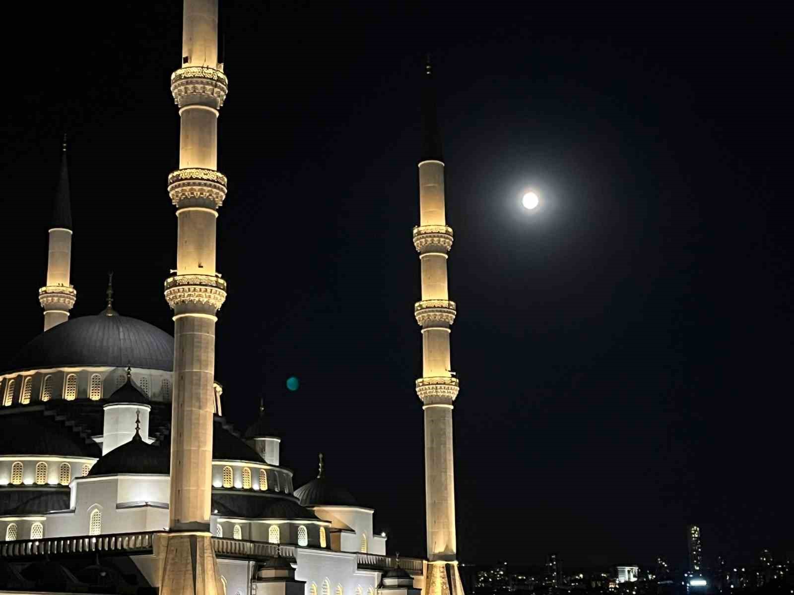YAKLAŞIK ON DÖRT AYDA BİR MEYDANA GELEN VE AY’IN DÜNYA’YA