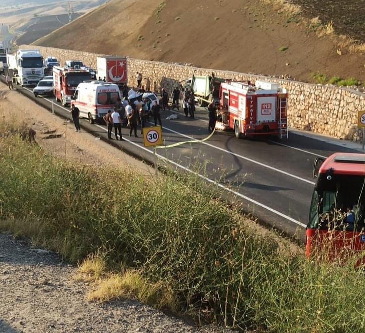 NALLIHAN-ANKARA KARAYOLU ÜZERİNDE OTOMOBİL İLE ÇÖP KAMYONU ÇARPIŞTI. KAZADA 2