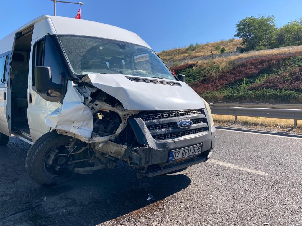 ANKARA’DA SABAH SAATLERİNDE, 2 ARACIN KARIŞTIĞI TRAFİK KAZASINDA 5 VATANDAŞ