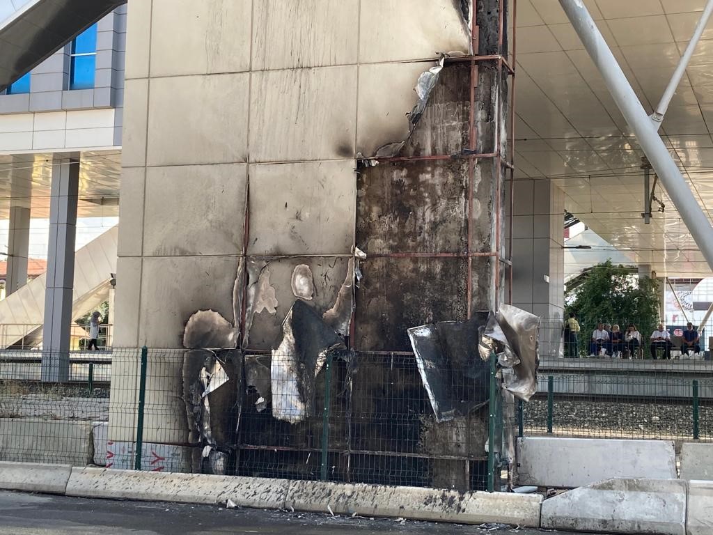 ANKARA’NIN ETİMESGUT İLÇESİNDE BİR ÜST GEÇİT ASANSÖRÜNDE ÇIKAN YANGIN KORKUTTU