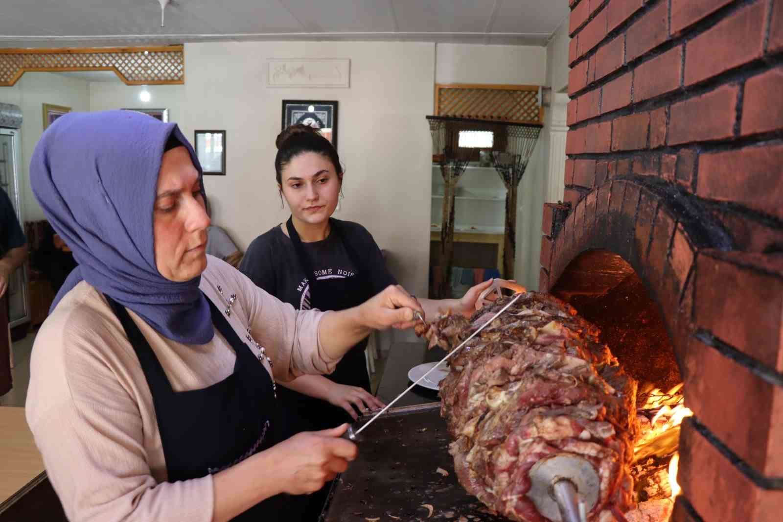 Anne kız cağ kebabı yapıyor ERZURUM’UN OLUR İLÇESİNDE ANNE VE KIZI TÜRKİYE’DE İLK OLABİLECEK BİR