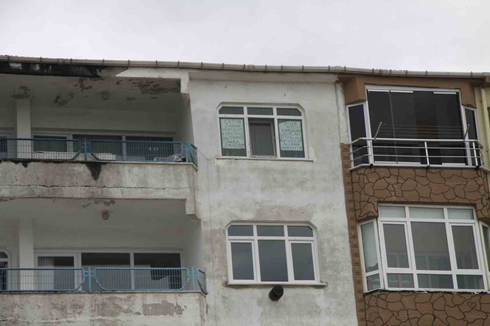 MÜMİN SEVGİN, APARTMAN YÖNETİMİNE KIZARAK PENCERESİNE, "ÇATIYA ZARAR VERENLERE KARIŞMAYIZ,